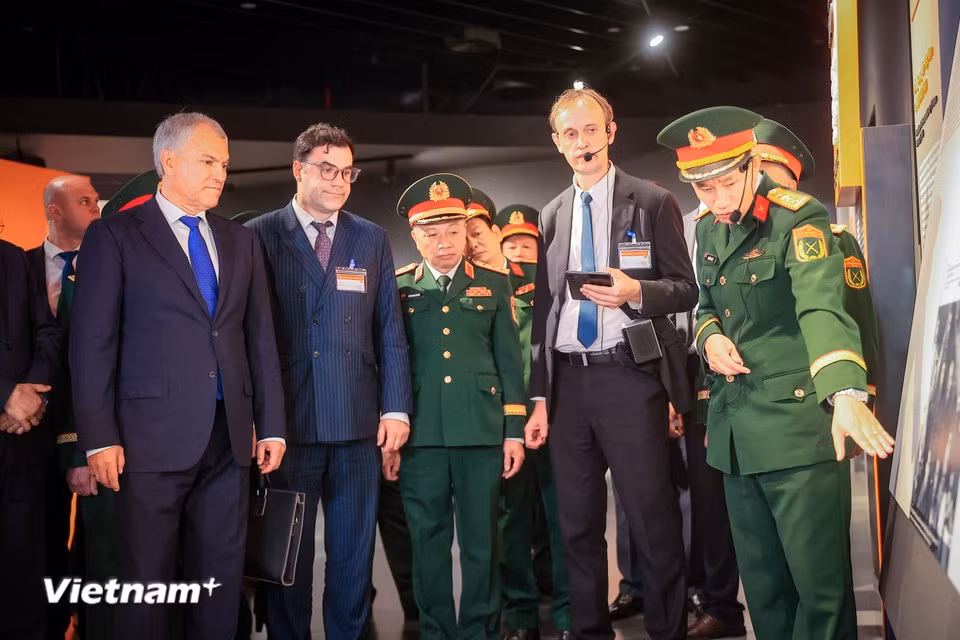 The Russian parliamentary leader is briefed on Vietnam’s patriotic wars since 1858. (Photo: VietnamPlus)