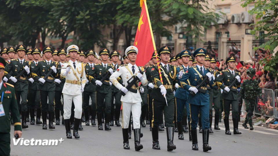 The Chinese People's Liberation Army (PLA) Guard of Honour formation joins the celebration. (Photo: VietnamPlus)