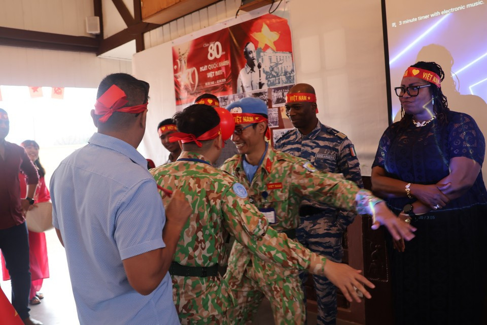 Laughter and cheers fill the air as peacekeepers and guests share moments of joy. (Photo: VietnamPlus)