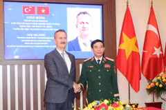 Minister of National Defence General Phan Van Giang (R) welcomes President of the Turkish Defence Industry Agency Haluk Görgün in Hanoi on October 13. (Photo: VNA)