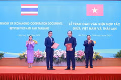 Prime Minister Pham Minh Chinh and Thai Prime Minister Paetongtarn Shinawatra witnessed the exchange of the MoU between the Ministry of Industry and Trade and Thailand's Central Group. (Photo: VNA)