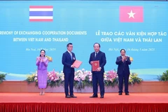 Prime Minister Pham Minh Chinh and Thai Prime Minister Paetongtarn Shinawatra witnessed the exchange of the MoU between the Ministry of Industry and Trade and Thailand's Central Group. (Photo: VNA)