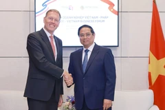 Prime Minister Pham Minh Chinh (R) and Wouter van Wersch, Executive Vice President International of Airbus (Photo: VNA)