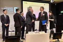 Leaders of FPT and Airbus exchange their Master Service Agreement. (Photo: VNA)