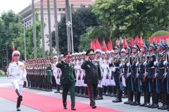Minister of National Defence General Phan Van Giang and Minister of Defence of the Republic of Azerbaijan Colonel General Hasanov Zakir Asgar Oglu review the Honor Guard of the Vietnam People’s Army. (Photo: VNA)