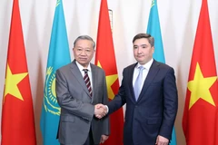 General Secretary of the Communist Party of Vietnam Central Committee To Lam (L) and Kazakh Prime Minister Olzhas Bektenov (Photo: VNA)
