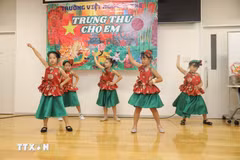 An art performance at the mid-autumn festival in Osaka on September 28. (Photo: VNA)