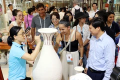 Chu Dau pottery wows APEC guests in Hai Phong