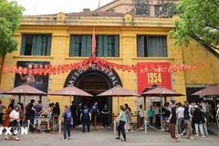 Hoa Lo prison relic site draws throngs of visitors. (Photo: VNA)