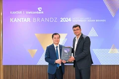 Vietcombank Deputy General Director (left) Le Hoang Tung receives the "Top 30 Most Valuable Brands in Southeast Asia" certificate from Director of Strategic Development at Kantar Insights Sumit Kamra. (Photo: VietnamPlus)