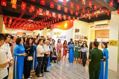 Visitors at the special exhibition entitled "Non Song Lien Mot Dai". (Photo: VNA)