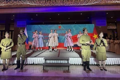 Vietnamese and Russian artists deliver a performance at the event. (Photo: VNA)