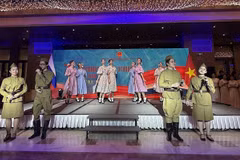 Vietnamese and Russian artists deliver a performance at the event. (Photo: VNA)