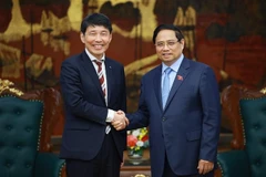 Prime Minister Pham Minh Chinh (R) receives Governor of Gunma prefecture Yamamoto Ichita in Hanoi on October 21. (Photo: VNA)