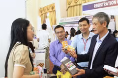 Vietnamese Ambassador to Cambodia Nguyen Minh Vu (R) visits a Vietnamese booth at the agricultural expo. (Photo: VNA)