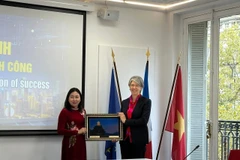 Permanent Deputy Secretary of Ninh Binh province's Party Committee Dinh Thi Lua (L) and MEDEF International Deputy CEO General Géraldine Lemblé (Photo: VNA)