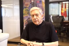 Former Israeli Minister of Justice Yossi Beilin in a recent interview with the Vietnam News Agency (Photo: VNA)