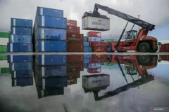 Workers use heavy equipment when loading and unloading containers at Ahmad Yani Port, Ternate, North Maluku (Photo: Antara)