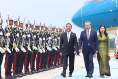 The welcome ceremony for Party General Secretary To Lam (centre) and his spouse Ngo Phuong Ly at Halim Perdanakusuma Airport in Jakarta on March 9 (Photo: VNA)