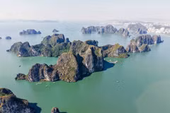 Ha Long Bay boasts stunning scenery. (Photo: VNA)