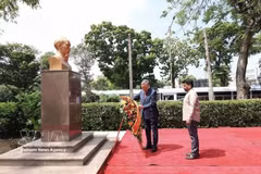 Vietnamese top leader lays flowers at President Ho Chi Minh Statue in Colombo