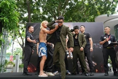 Zhang Yan Long of China (left) challenges Ha The Anh of Vietnam during their Face-off session on July 11 in Hanoi. (Photo courtesy of VMMAF) 