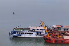 The Vinh Xanh 58 tourist boat is towed ashore on July 20 morning. (Photo: VNA)