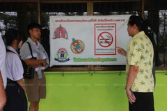 A teacher discusses rules prohibiting smoking and vaping with students at Debsirin Samutprakan School in Samut Prakan province. (Photo: Bangkokpost)