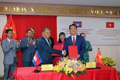 At the MoU signing ceremony between Vinh Long and Banteay Meancheay on January 16 (Photo: VNA)