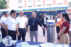 Delegates visit an exhibition of innovative products at Thuy Loi University on the World Intellectual Property Day. (Photo: hanoimoi.vn)