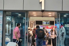 Vietnamese citizens enter the airport in Cairo (Egypt) to return home. (Photo: Vietnamese Embassy in Israel)