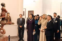 Madame Ngo Phuong Ly and Madame Brigitte Macron visit the Vietnam Fine Arts Museum on May 26 (Photo: VNA)