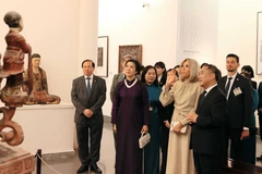 Madame Ngo Phuong Ly and Madame Brigitte Macron visit the Vietnam Fine Arts Museum on May 26 (Photo: VNA)
