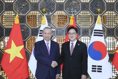 Party General Secretary To Lam (L) and National Assembly Speaker of the Republic of Korea (RoK) Woo Won Sik at a meeting in Seoul on August 12 (Photo: VNA)