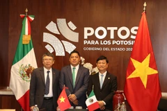 From the left: Vietnamese Ambassador Nguyen Van Hai, Governor of San Luis Potosí state Ricardo Gallardo Cardona, and Chairman of the Binh Duong provincial People’s Committee Vo Van Minh (Photo: VNA)