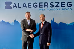 Vietnamese Ambassador to Hungary Bui Le Thai (R) and Zalaegerszeg city Mayor Zoltán Balaicz (Photo: VNA)