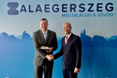 Vietnamese Ambassador to Hungary Bui Le Thai (R) and Zalaegerszeg city Mayor Zoltán Balaicz (Photo: VNA)