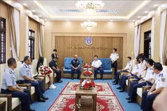 At the meeting between officers of the Vietnam Coast Guard Region 2 Command and the Philippine Coast Guard. (Photo: VNA)