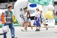 Tourists stroll the Pathumwan intersection skywalk. Tourism operators say Thailand is losing its appeal, as Vietnam offers more new infrastructure. (Photo: BangkokPost)