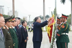 Party chief offers incense to fallen heroes in Da Nang