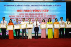 Individuals and organisations honoured for their standout contributions to the province's makeshift housing eradication and sustainable poverty reduction. (Photo: VNA)