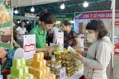 Shoppers at MM Mega Market (Photo: hanoimoi.vn)