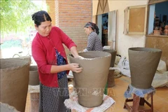 Workers produce pottery items at the Bau Truc Cham Pottery Cooperative in Phuoc Dan town, Ninh Phuoc district, Ninh Thuan province. (Photo: VNA)