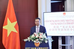 Vietnamese Ambassador to China Pham Thanh Binh speaks at the exchange programme. (Photo: VNA)