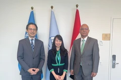 Ambassador Do Hung Viet (L), Dr. Nguyen Thi Lan Anh (C), and Iraqi Ambassador Abbas Kadhom Obaid Al-Fatlawi. (Photo: VNA)