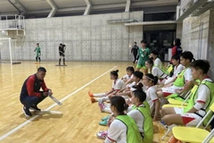 Coach Nguyen Dinh Hoang and his players during their training camp in Japan, part of their preparations for the AFC Women’s Futsal Asian Cup 2025. (Photo courtesy of VFF) 