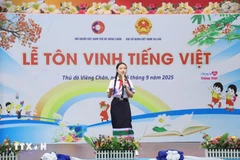 Vila Xaynhavong from the Nguyen Du Lao-Vietnamese bilingual school in her Vietnamese storytelling performance at the ceremony (Photo: VNA)