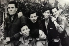 Reporter Le Nam Thang of the Liberation News Agency (second from left) (Photo: VNA)