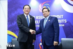Prime Minister Pham Minh Chinh (R) and his Lao counterpart Sonexay Siphandone (Photo: VNA)