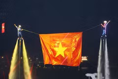 Dong Nai River hosts first multi-layered light flyboard spectacle
